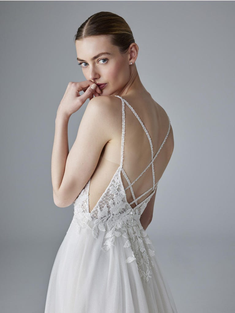 pronovias AILIDH | Vestido de novia corte en A con escote de pico | Pronovias 2025