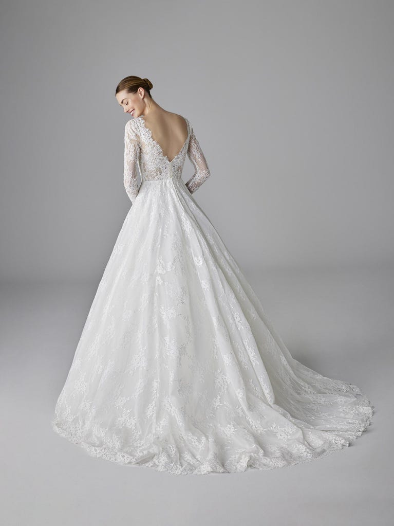 pronovias PARADIS | Vestido de novia princesa con escote de pico | Pronovias Tienda