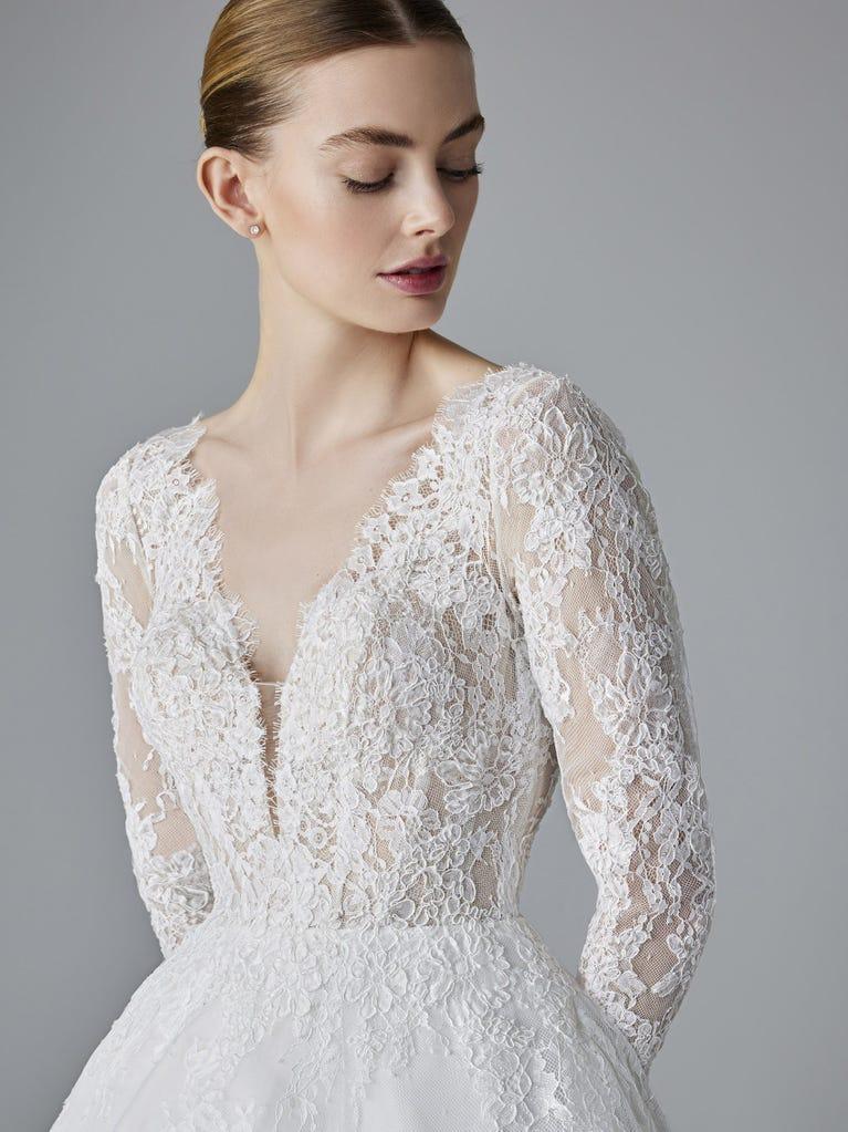 pronovias PARADIS | Vestido de novia princesa con escote de pico | Pronovias Tienda