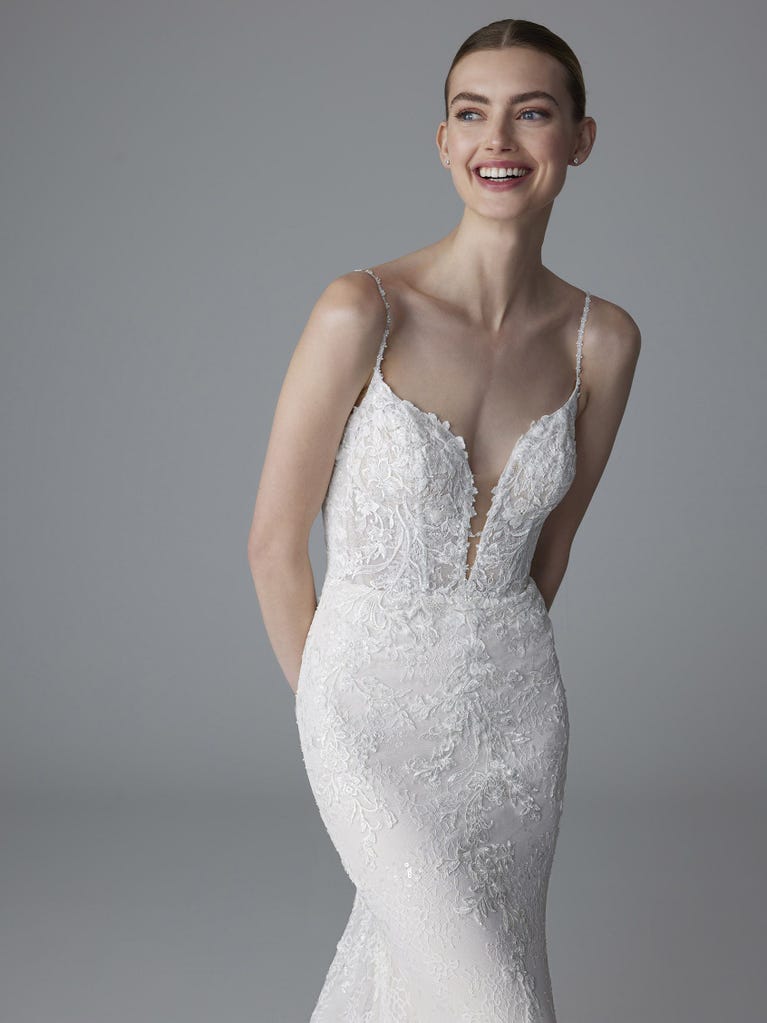 pronovias CLAUDIE | Vestido de novia sirena con escote de pico | Pronovias Liquidación