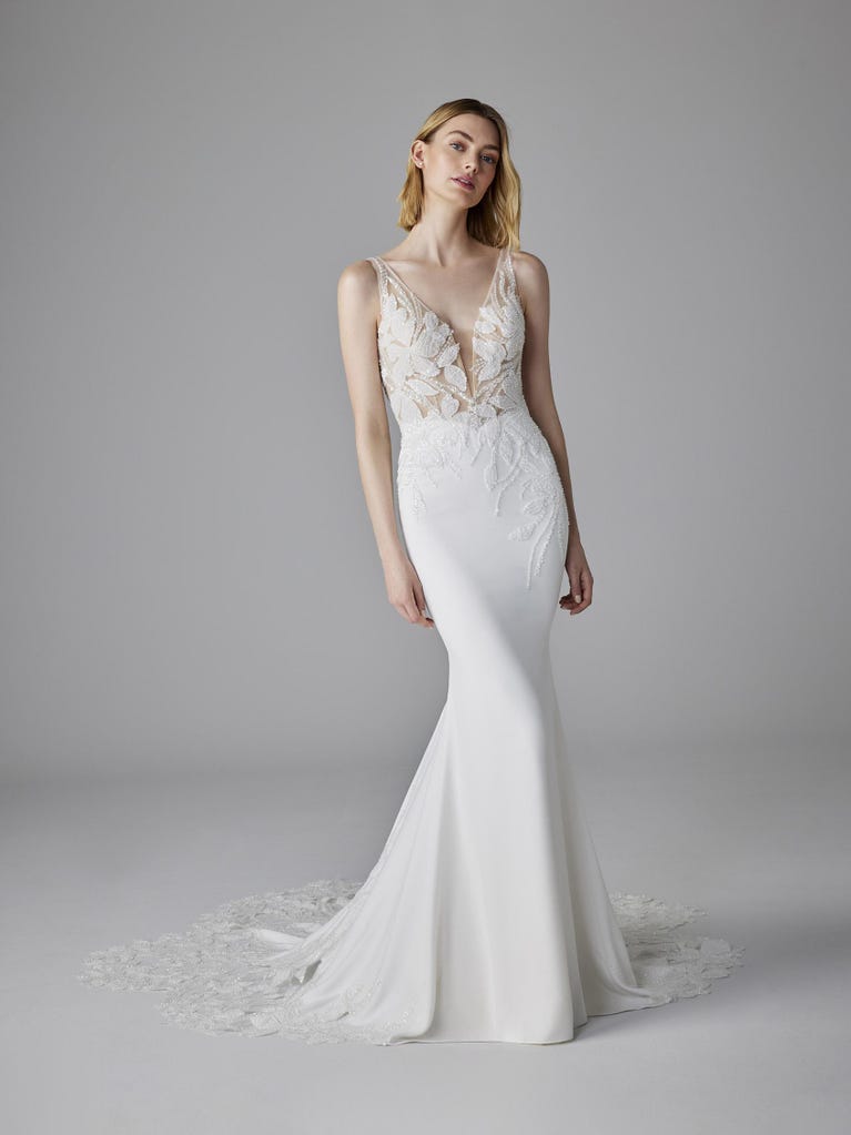 pronovias DEBBY | Vestido de novia sirena con escote de pico | Pronovias