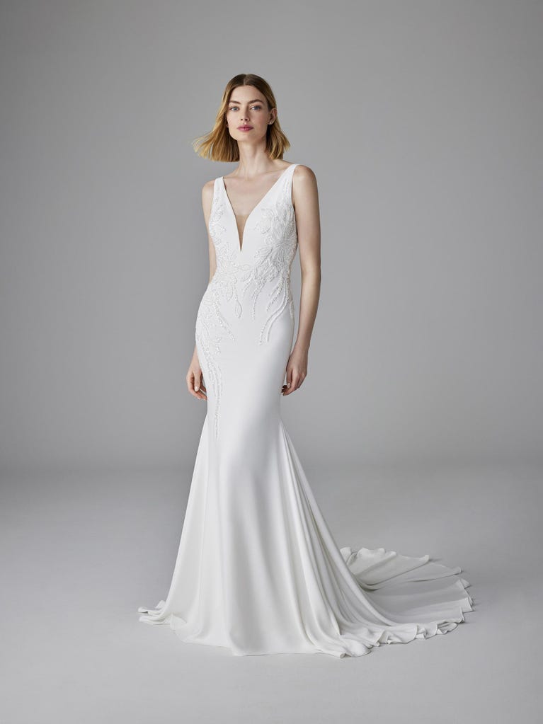 pronovias DULCIE | Vestido de novia sirena con escote de pico | Pronovias
