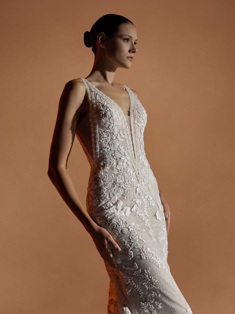 pronovias ASMIN | Vestido de novia sirena con escote de pico | Pronovias Solo hoy