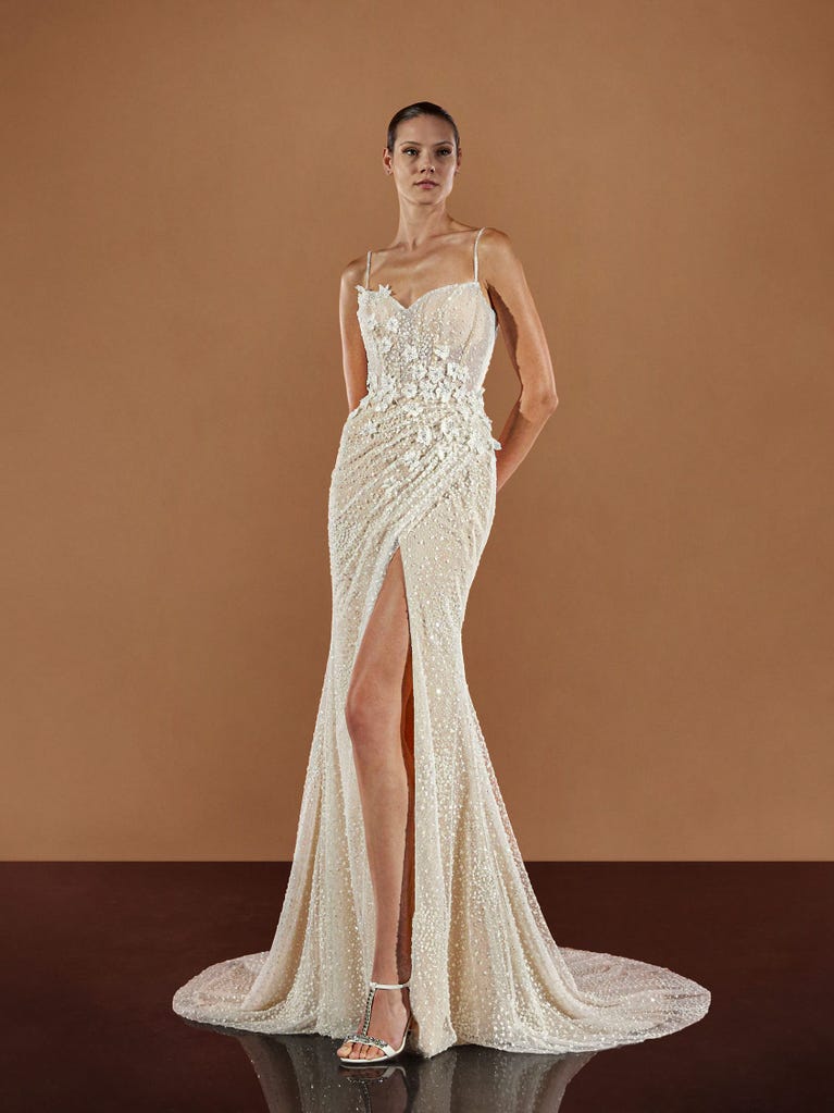 pronovias NIDHI | Vestido de novia sirena con escote de pico | Pronovias