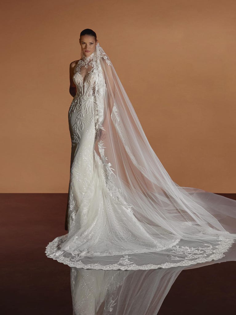 pronovias NISHA | Vestido de novia sirena con cuello halter | Pronovias Liquidación