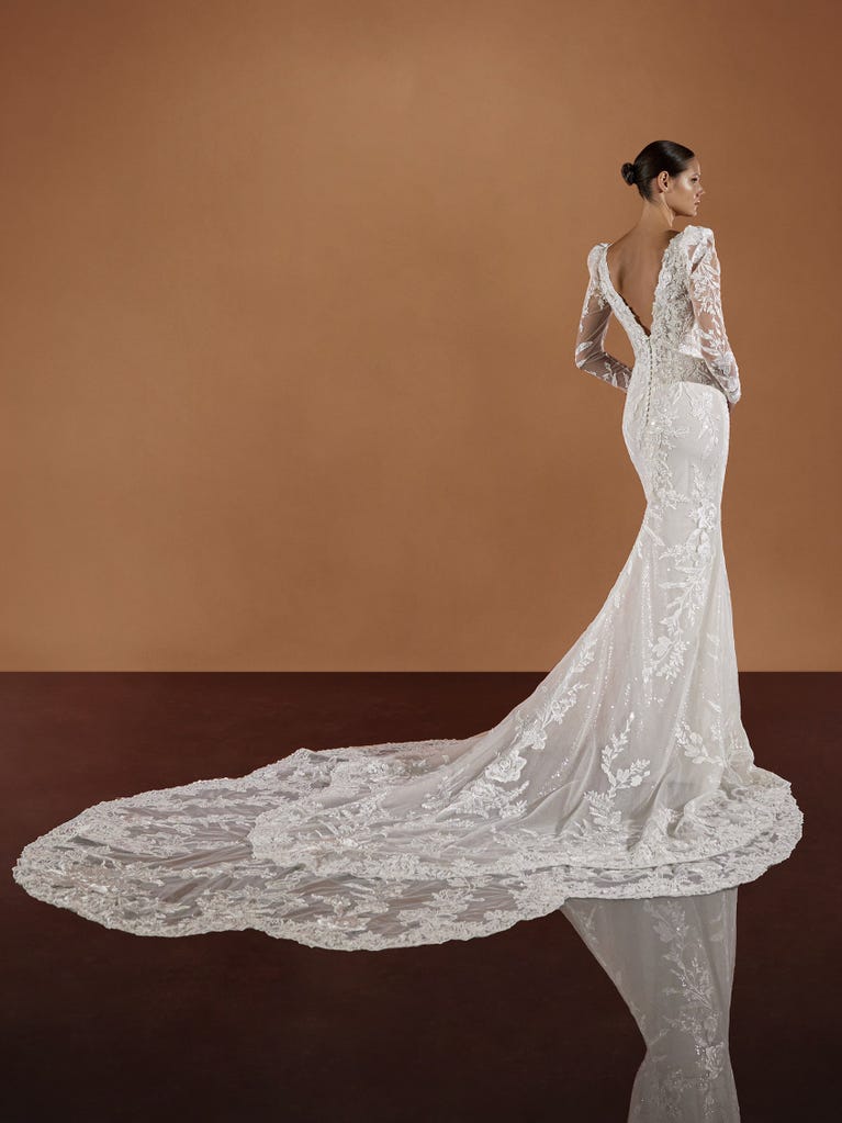 pronovias VIPA | Vestido de novia sirena con escote de pico | Pronovias Tienda de fábrica