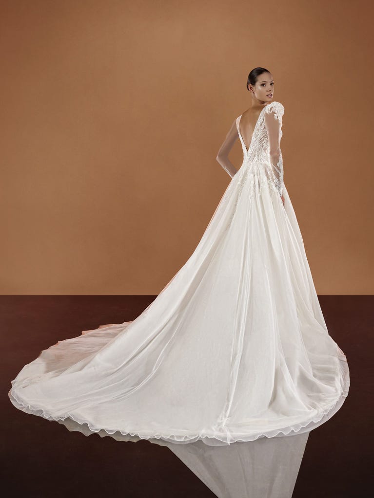 pronovias ISHANI | Vestido de novia corte en a con escote de pico | Pronovias Ahorra y exporta