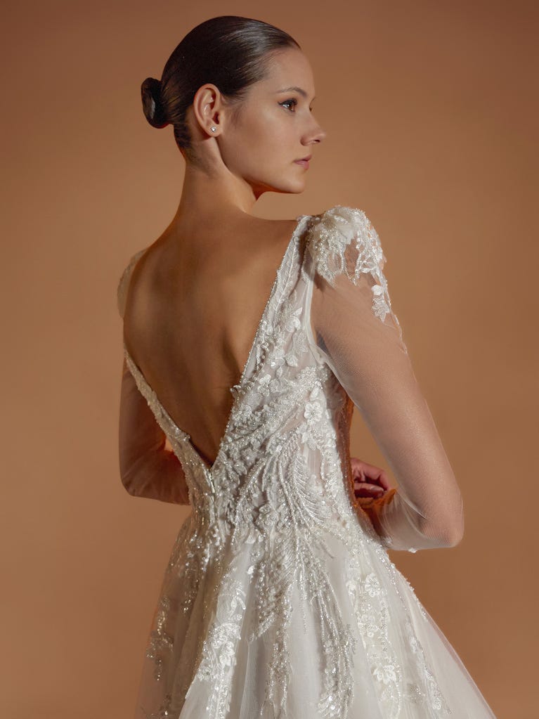 pronovias ISHANI | Vestido de novia corte en a con escote de pico | Pronovias Ahorra y exporta