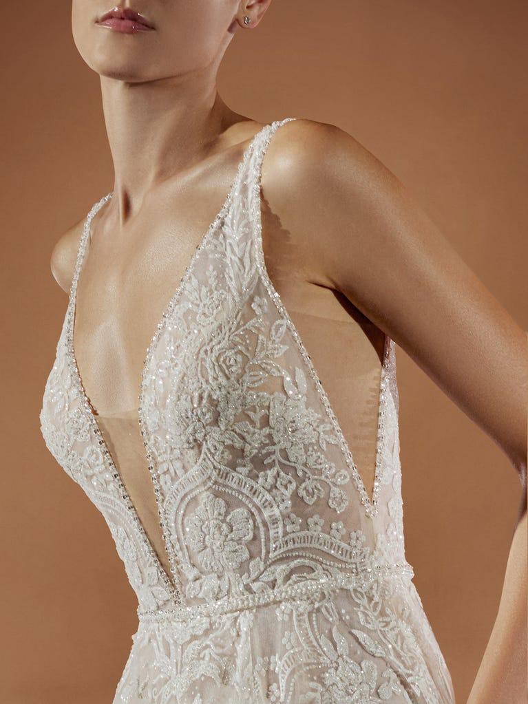pronovias NETHRA | Vestido de novia corte en a con escote de pico | Pronovias Precios de Black Friday