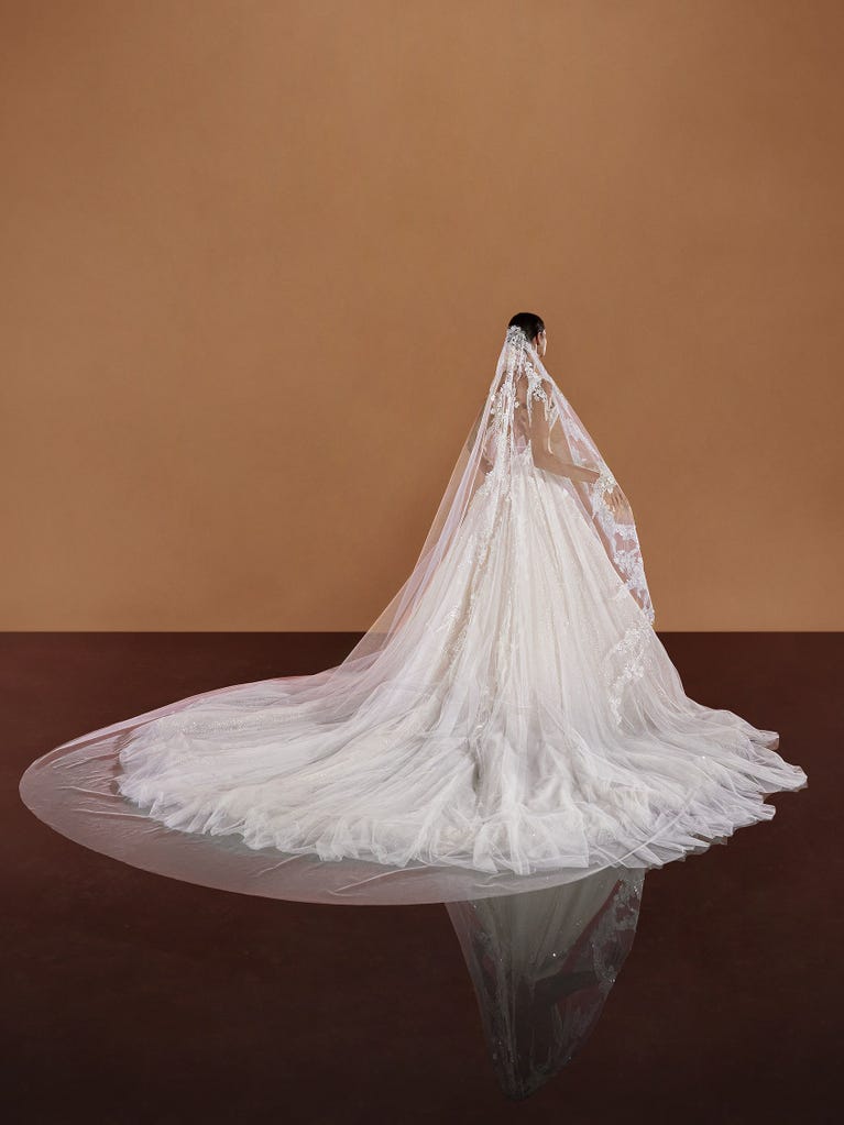 pronovias SAI | Vestido de novia princesa con escote de pico | Pronovias Descuentos del mes