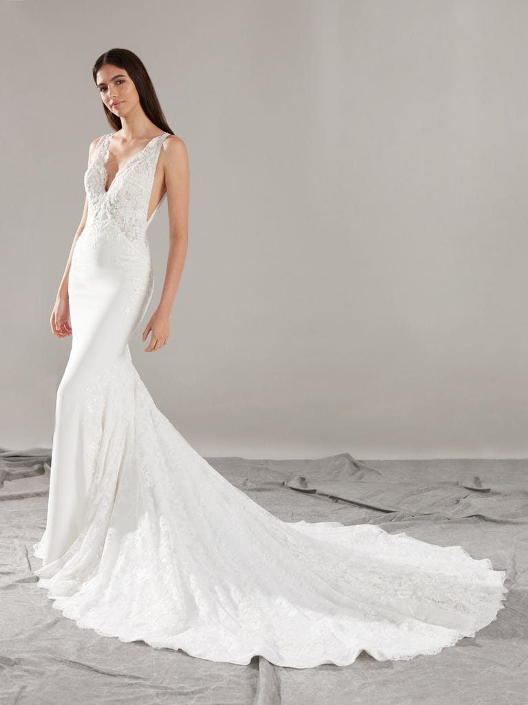 pronovias TRIE | Vestido de novia sirena con escote de pico | Pronovias Ofertas de temporada