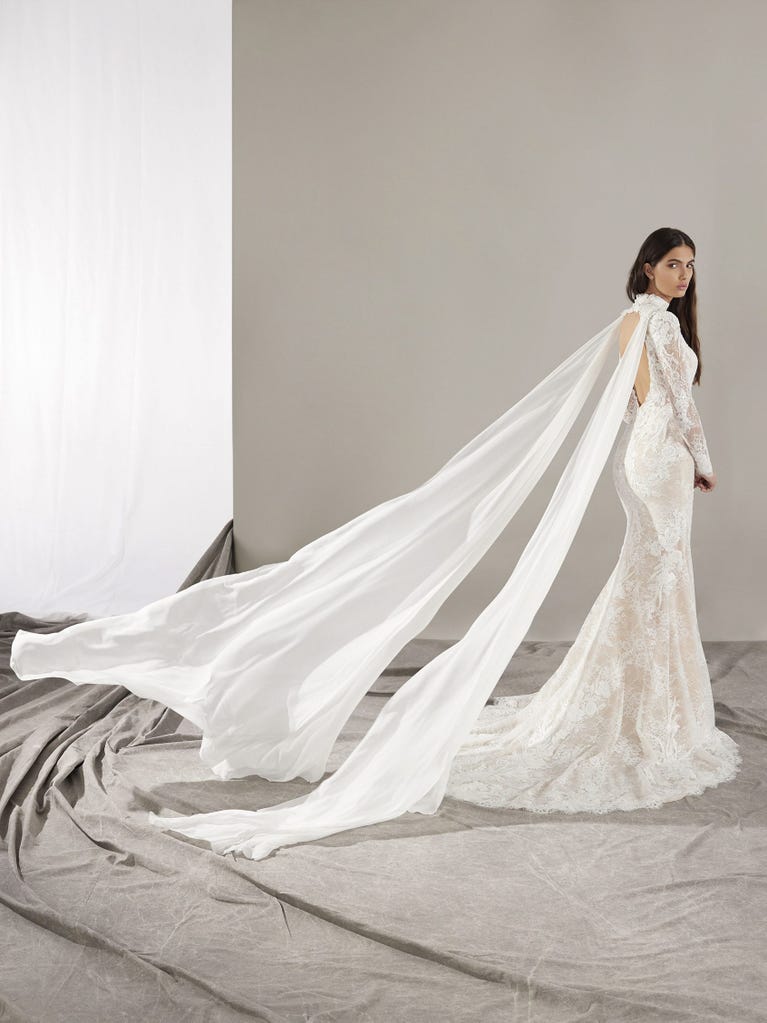pronovias LEITH | Vestido de novia sirena con escote cisne | Pronovias Rebajas de fin de temporada
