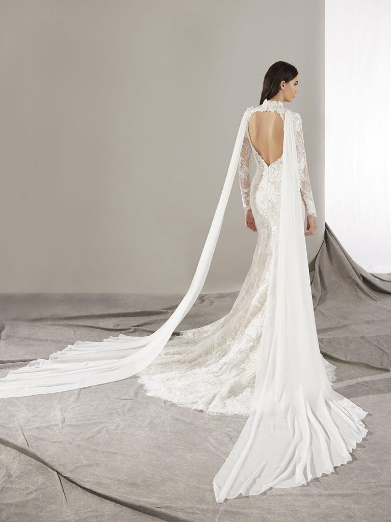 pronovias LEITH | Vestido de novia sirena con escote cisne | Pronovias Rebajas de fin de temporada