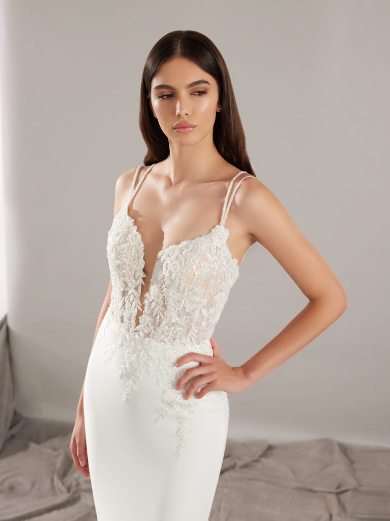pronovias LEIA | Vestido de novia sirena con escote de pico | Pronovias Precio ultrabajo