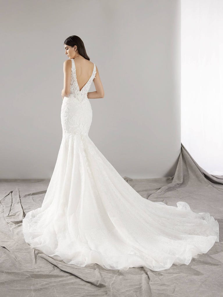 pronovias JESY | Vestido de novia sirena con escote de pico | Pronovias Devoluciones gratuitas