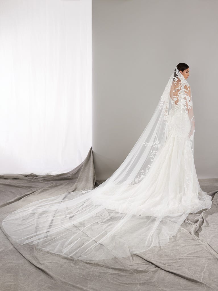 pronovias JESY | Vestido de novia sirena con escote de pico | Pronovias Devoluciones gratuitas
