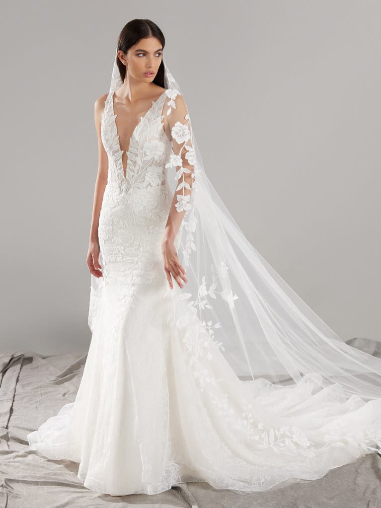 pronovias JESY | Vestido de novia sirena con escote de pico | Pronovias Devoluciones gratuitas