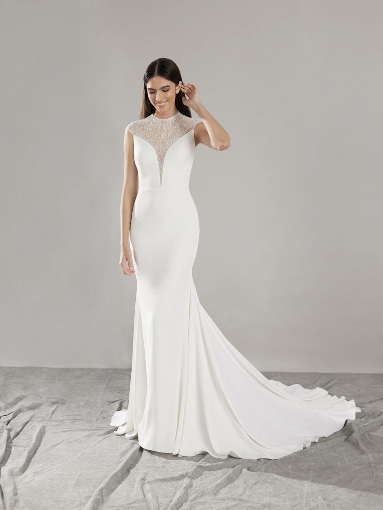 pronovias HONORE | Vestido de novia sirena con escote cisne | Pronovias