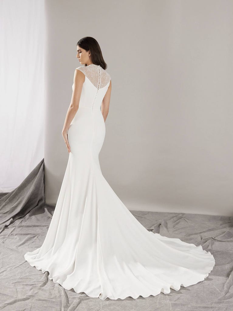 pronovias HONORE | Vestido de novia sirena con escote cisne | Pronovias 2025