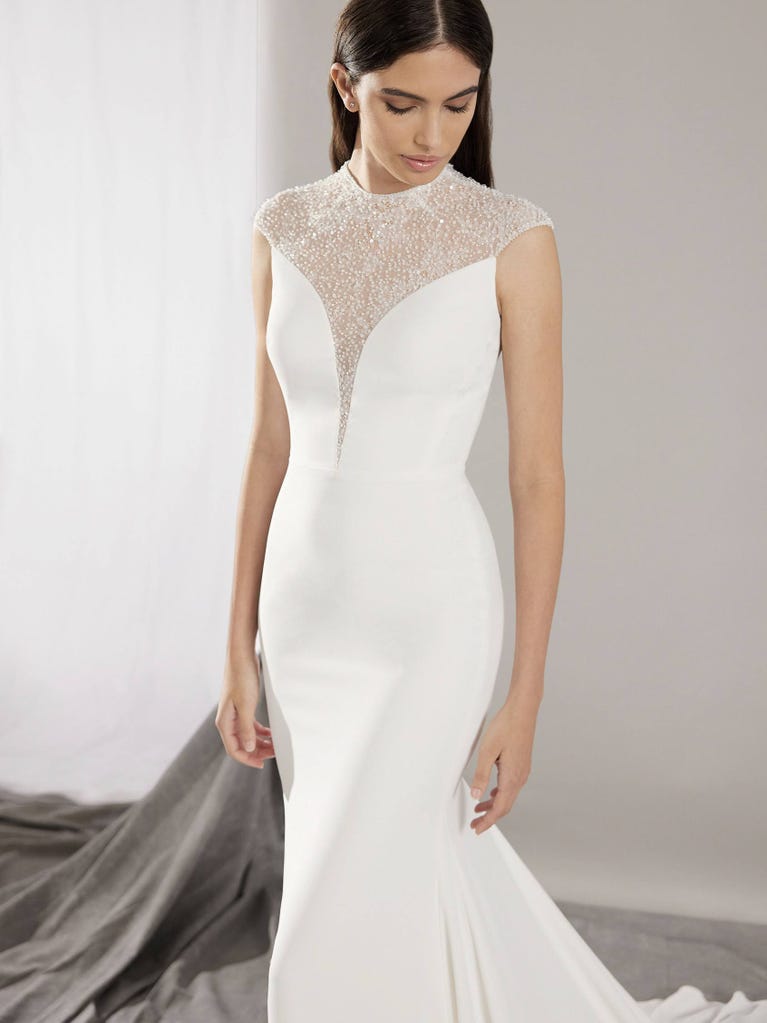 pronovias HONORE | Vestido de novia sirena con escote cisne | Pronovias 2025