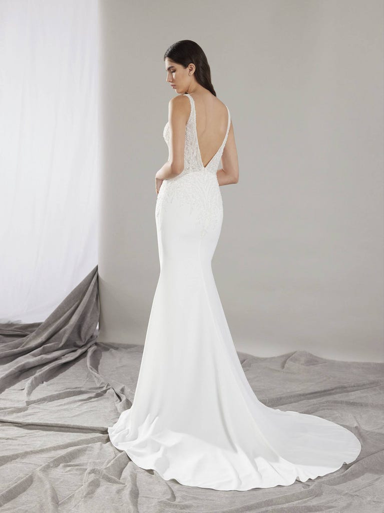 pronovias CLIN | Vestido de novia sirena con escote de pico | Pronovias Outlet