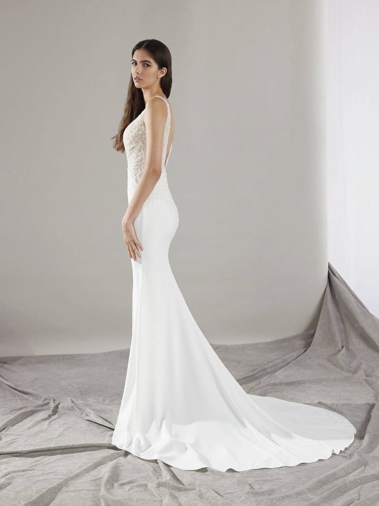 pronovias CLIN | Vestido de novia sirena con escote de pico | Pronovias Outlet