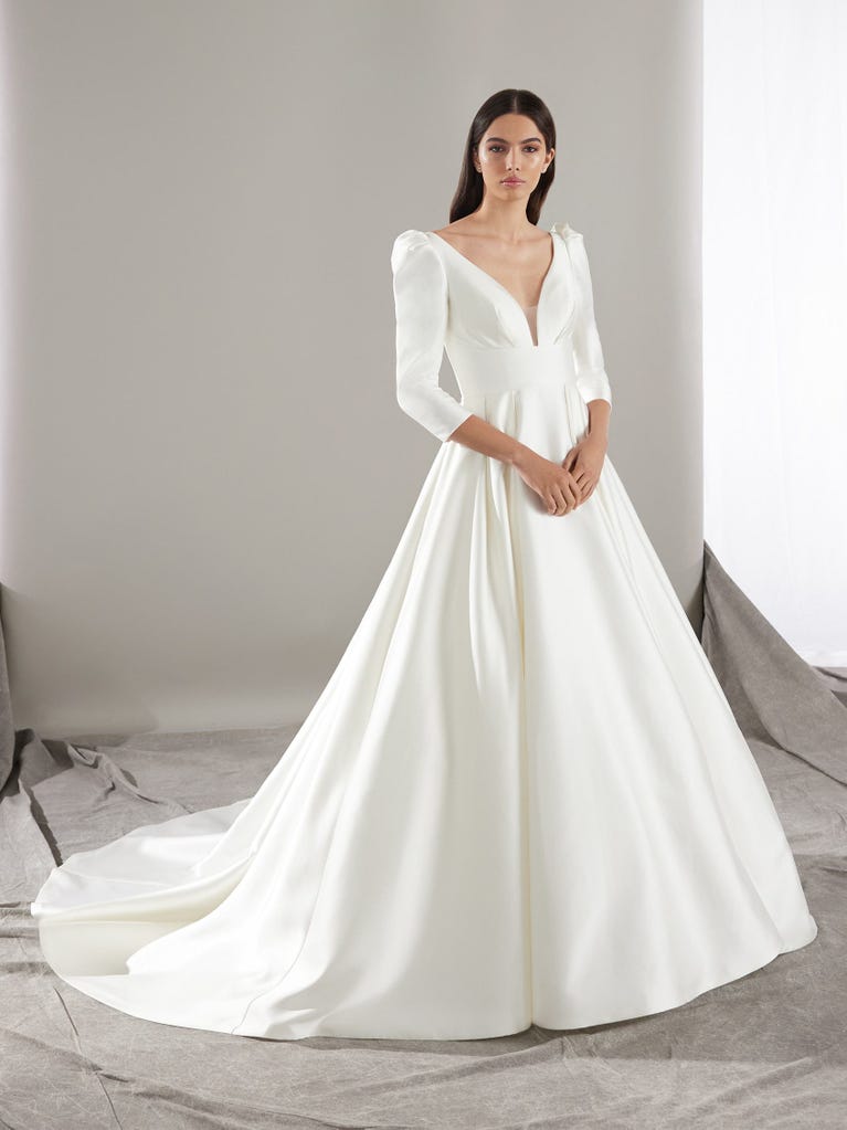 pronovias LIVIA | Vestido de novia princesa con escote de pico | Pronovias