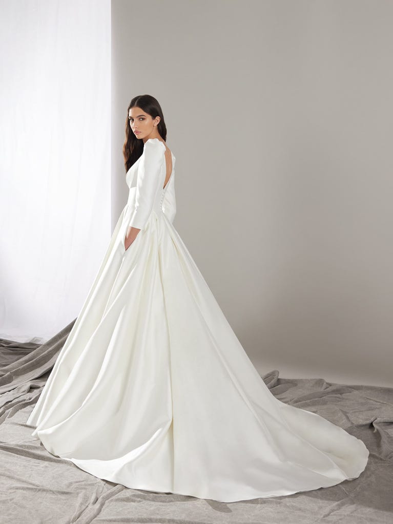 pronovias LIVIA | Vestido de novia princesa con escote de pico | Pronovias Ventas relámpago