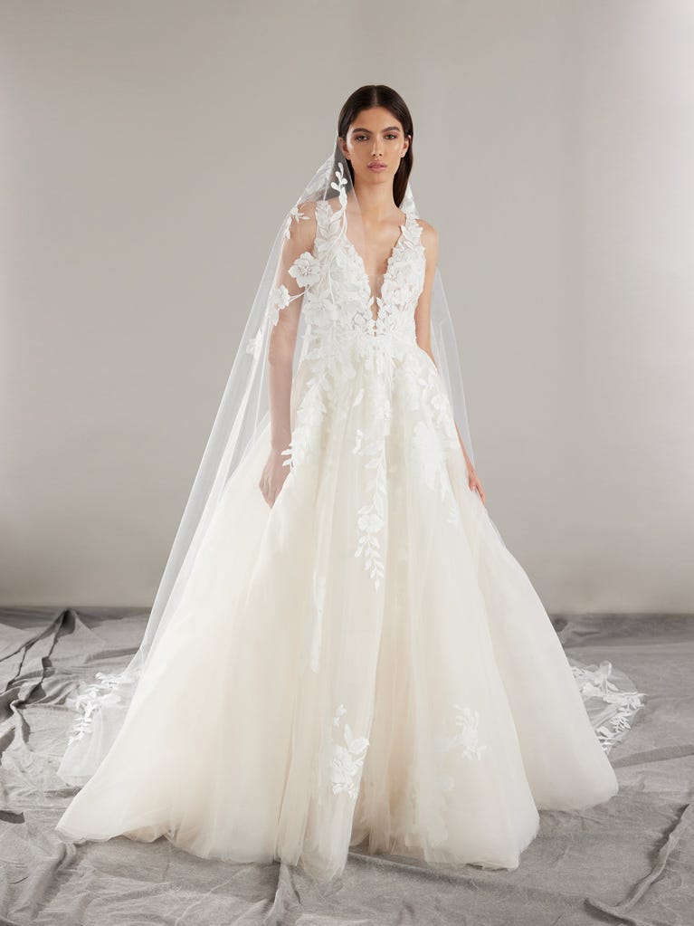 pronovias WEST | Vestido de novia corte en a con escote de pico | Pronovias