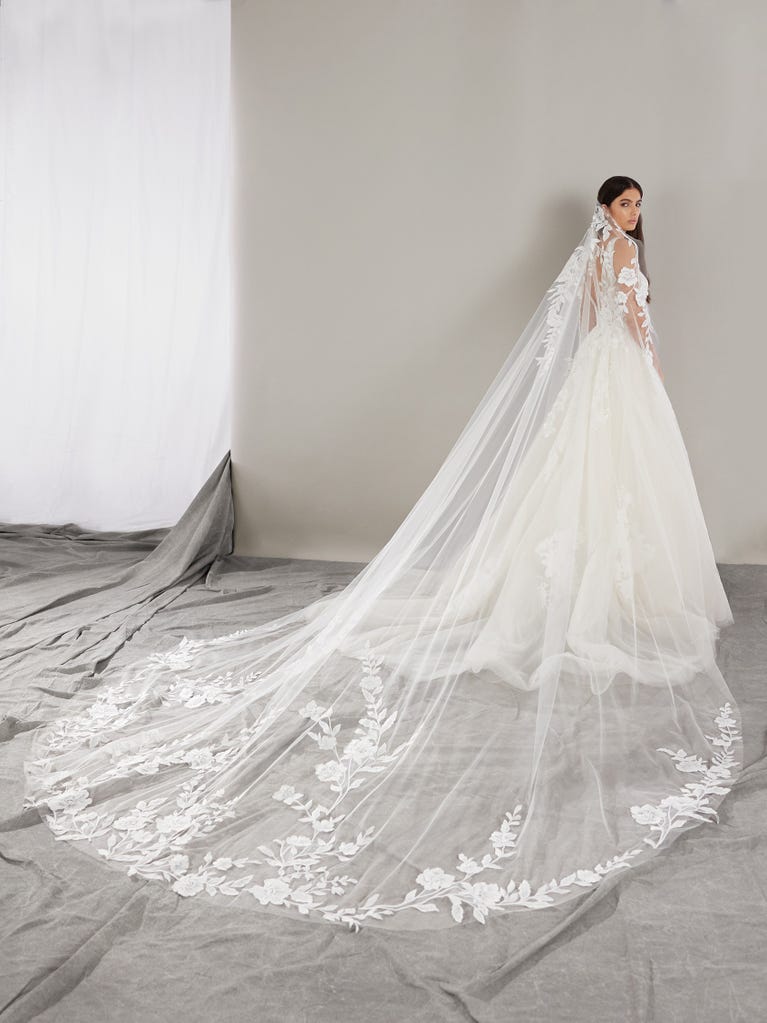 pronovias WEST | Vestido de novia corte en a con escote de pico | Pronovias Últimos 3 días