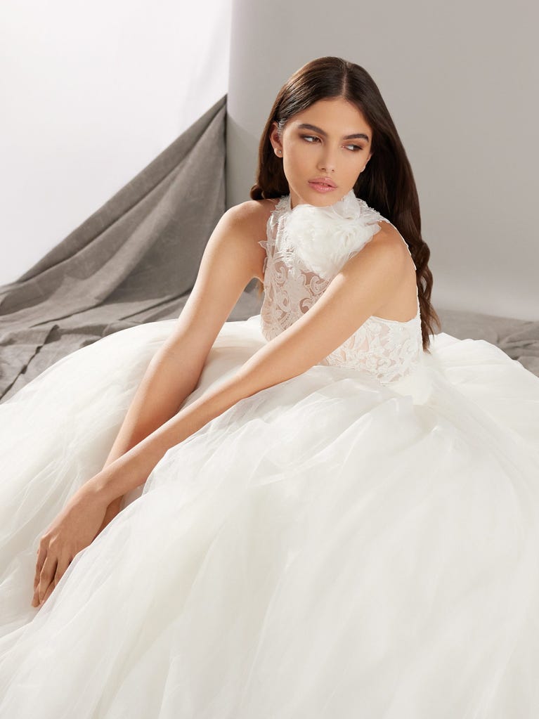 pronovias MAJOR | Vestido de novia princesa con cuello halter | Pronovias ÚLTIMAS EDICIONES