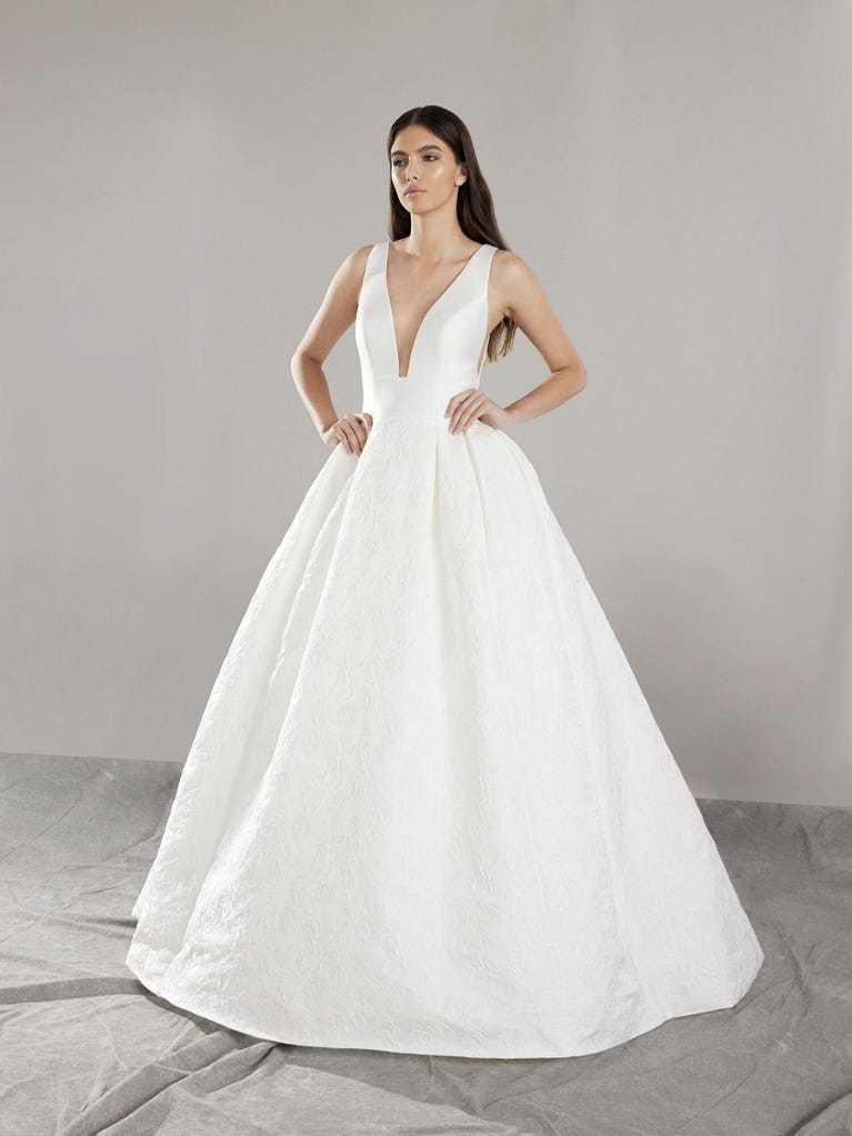 pronovias FILANTE | Vestido de novia corte en a con escote de pico | Pronovias