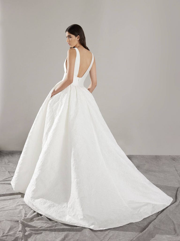 pronovias FILANTE | Vestido de novia corte en a con escote de pico | Pronovias Último día