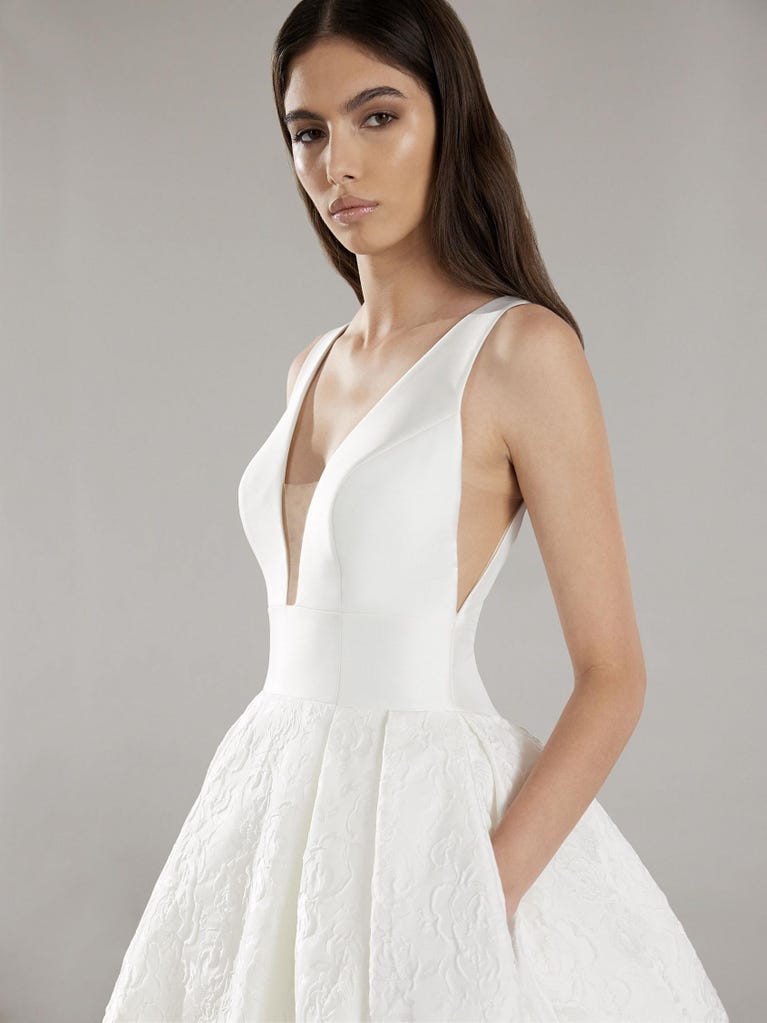 pronovias FILANTE | Vestido de novia corte en a con escote de pico | Pronovias Último día