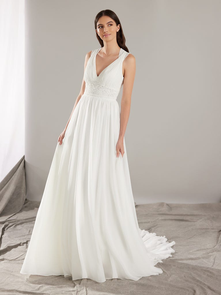 pronovias LOVELY | Vestido de novia corte en a con escote de pico | Pronovias Solo hoy