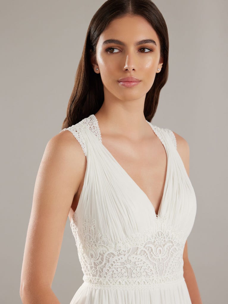 pronovias LOVELY | Vestido de novia corte en a con escote de pico | Pronovias Solo hoy