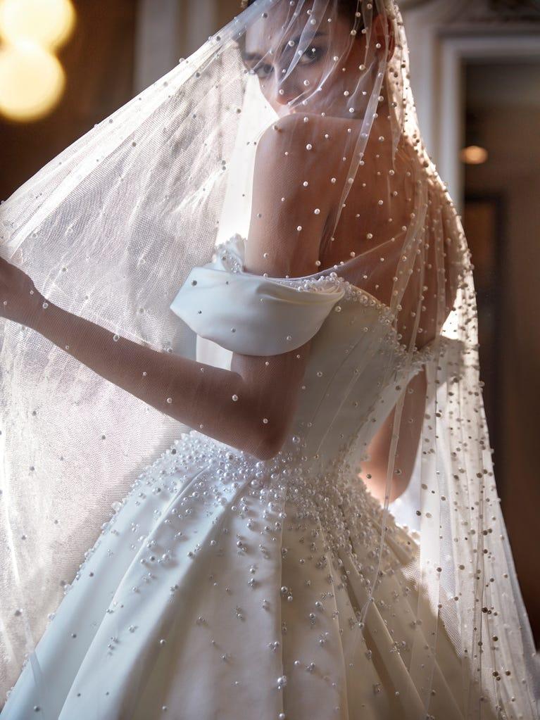 pronovias EMERLAD | Vestido de novia princesa con escote de pico Grandes descuentos