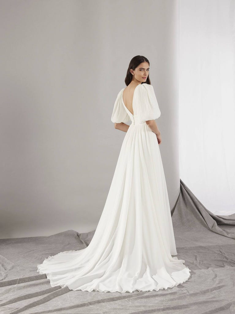 pronovias ABLE | Vestido de novia corte en a con escote de pico | Pronovias Envío internacional gratuito