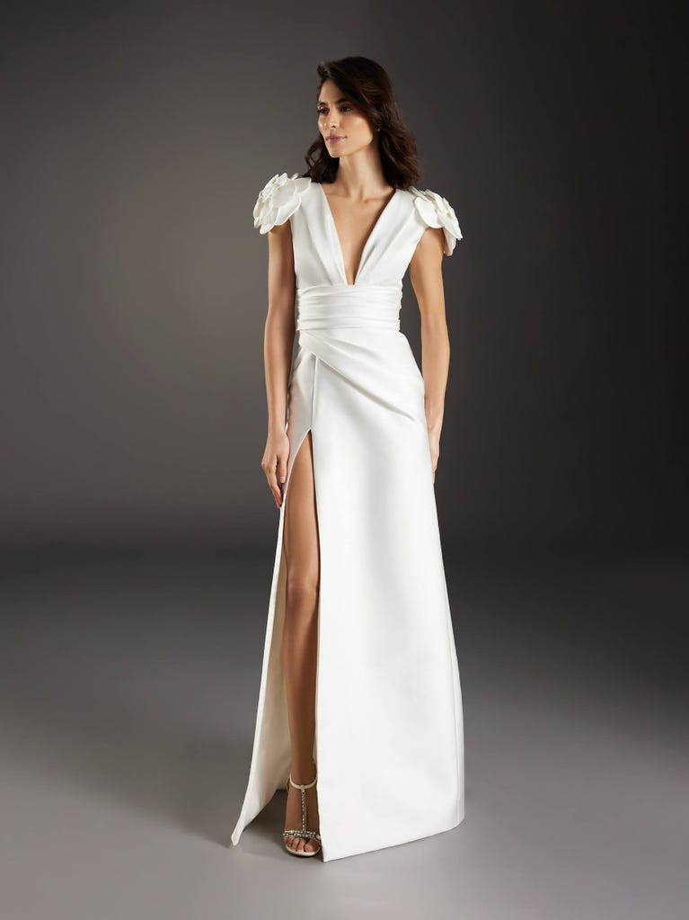 pronovias VELLA | Vestido de novia princesa con escote de pico | Pronovias