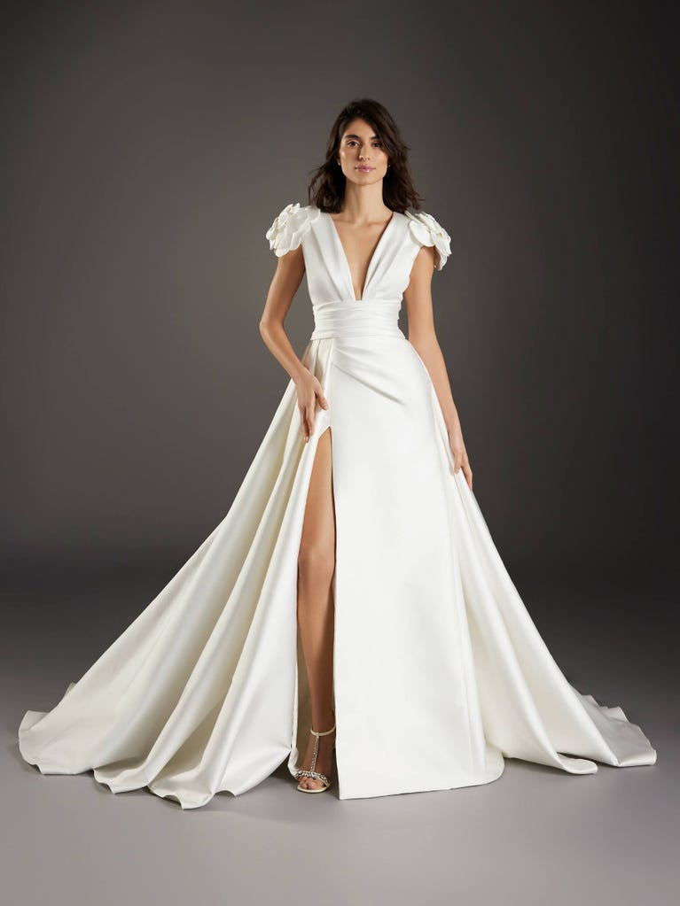 pronovias VELLA | Vestido de novia princesa con escote de pico | Pronovias Limitado a 3 días