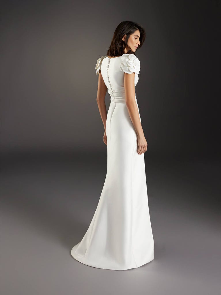 pronovias VELLA | Vestido de novia princesa con escote de pico | Pronovias Limitado a 3 días