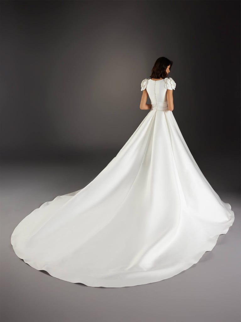 pronovias VELLA | Vestido de novia princesa con escote de pico | Pronovias Limitado a 3 días