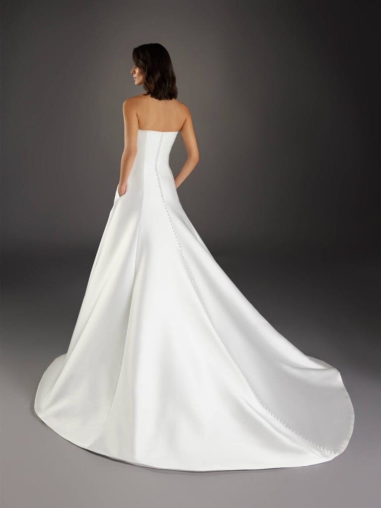 pronovias SAGRADA | Vestido de novia princesa con palabra de honor | Pronovias Ahorra y exporta