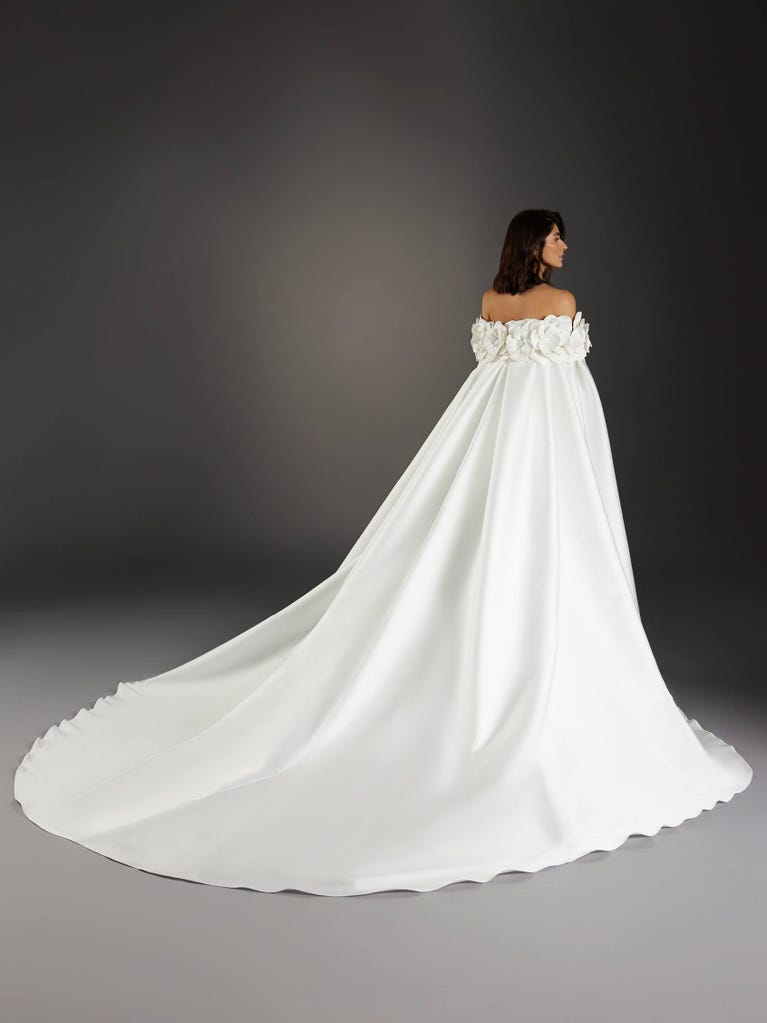 pronovias SAGRADA | Vestido de novia princesa con palabra de honor | Pronovias Ahorra y exporta