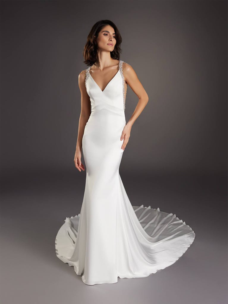 pronovias LLUM | Vestido de novia sirena con escote de pico | Pronovias