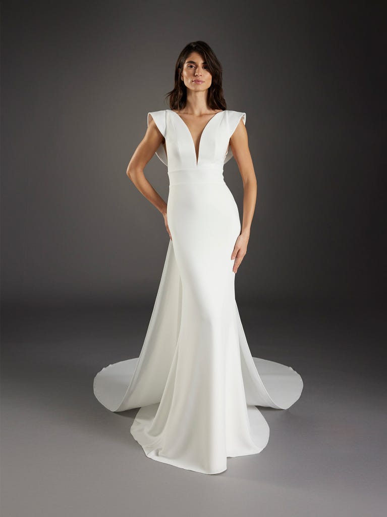 pronovias CONDAL | Vestido de novia sirena con escote de pico | Pronovias
