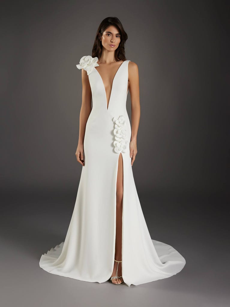 pronovias PANOT | Vestido de novia sirena con escote de pico | Pronovias