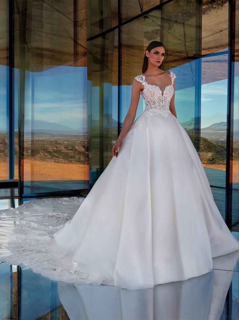 pronovias VIVIANITE | Vestido de novia princesa con escote de pico | Pronovias