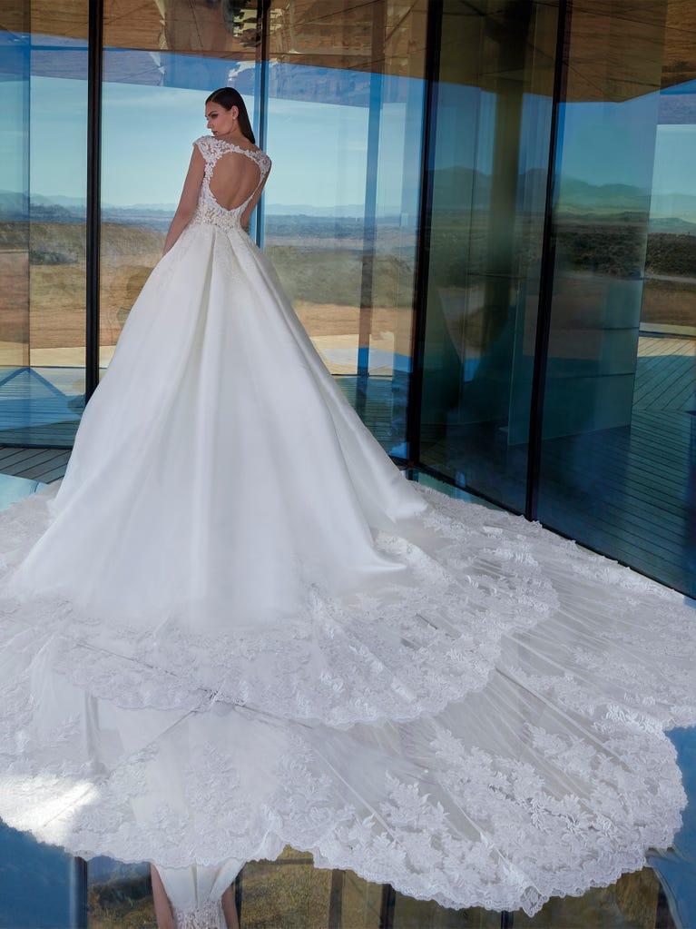 pronovias VIVIANITE | Vestido de novia princesa con escote de pico | Pronovias Outlet online