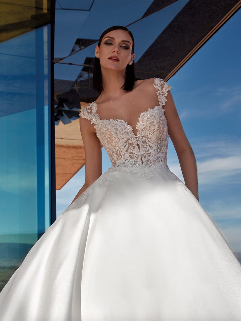 pronovias VIVIANITE | Vestido de novia princesa con escote de pico | Pronovias Outlet online